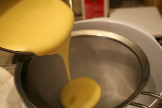 Búðingnum hellt í gegnum síu