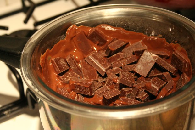 bræðið saman súkkulaði og smjör yfir lágum hita