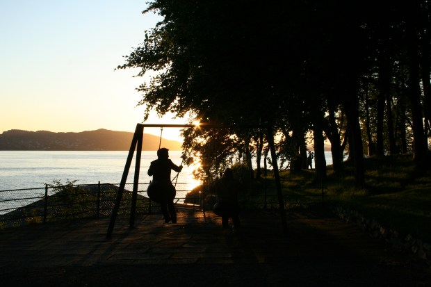 Rólað í kvöldsólinni