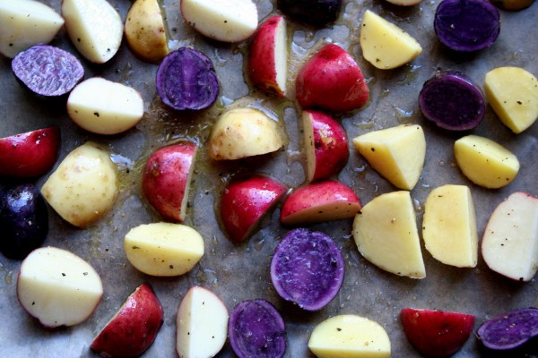 skerið kartöflurnar í báta og setjið í ofn