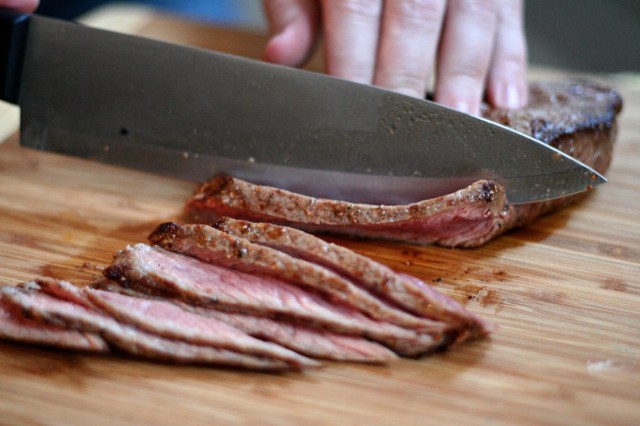 skerið steikina í þunnar sneiðar